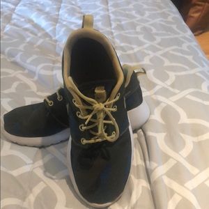 Women’s Nike’s size 6